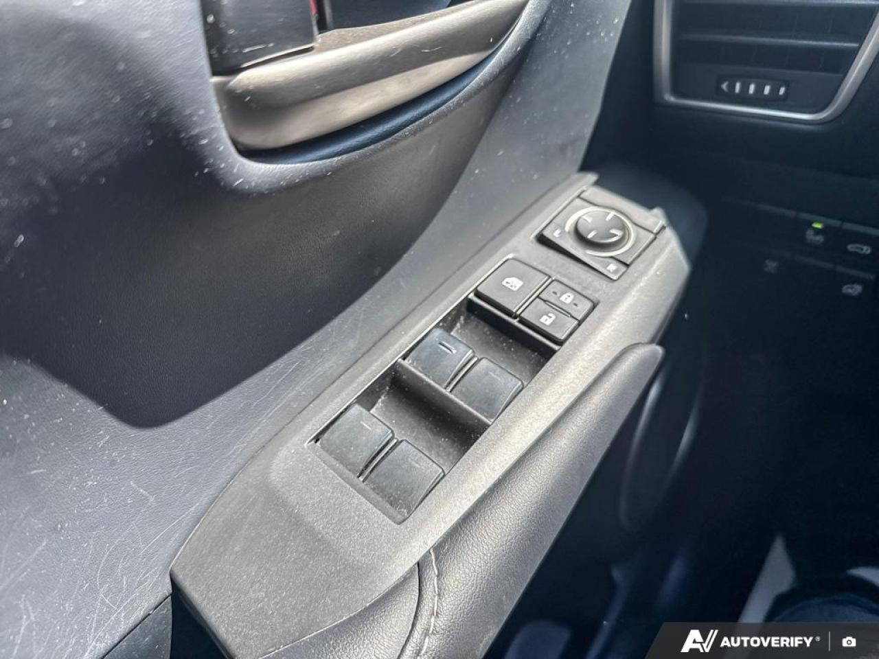 2017 Lexus NX 200t AWD / ROOF / LEATHER / COOLING SEATS / REAR CAM - Photo #12