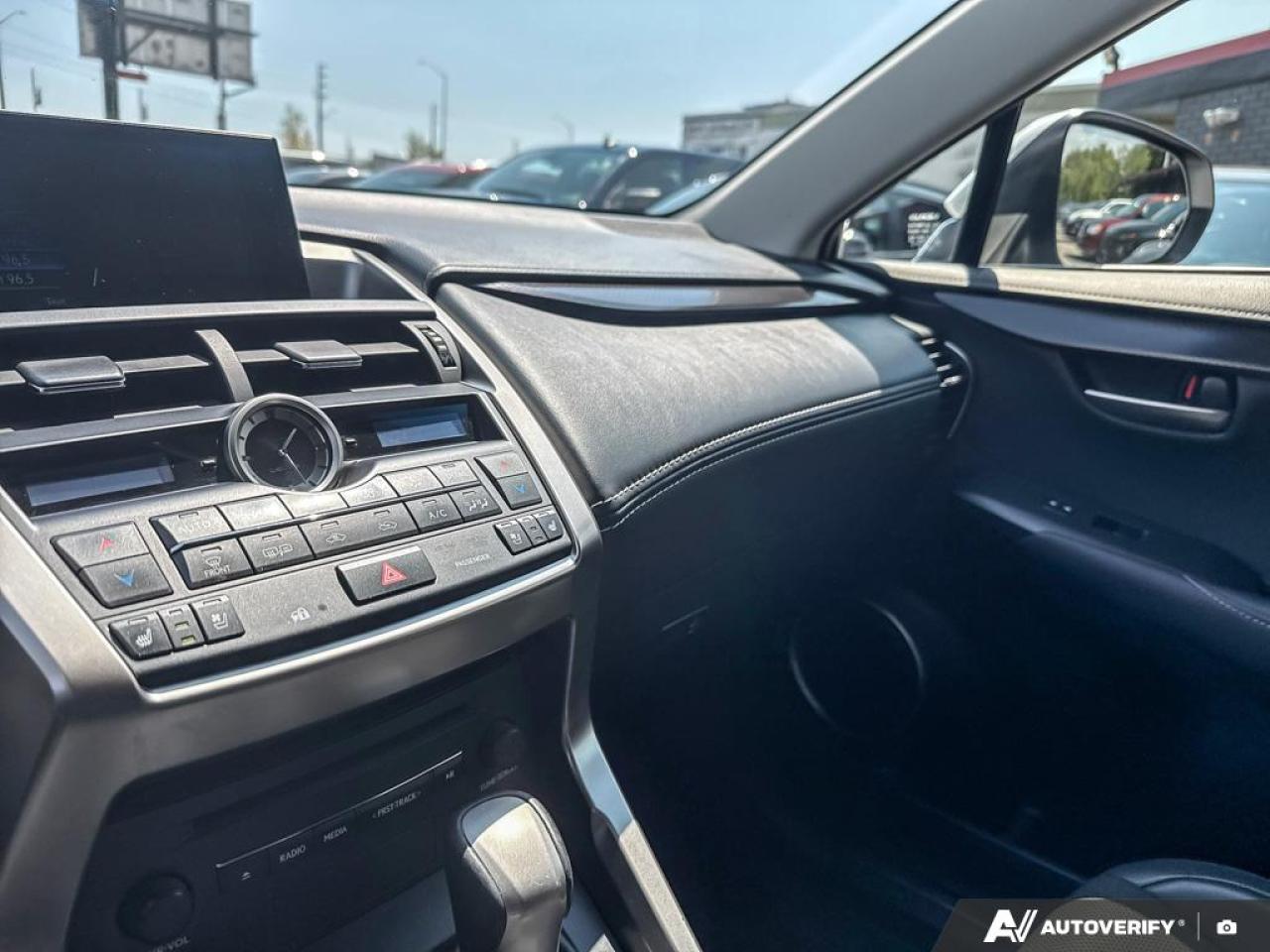 2017 Lexus NX 200t AWD / ROOF / LEATHER / COOLING SEATS / REAR CAM - Photo #21