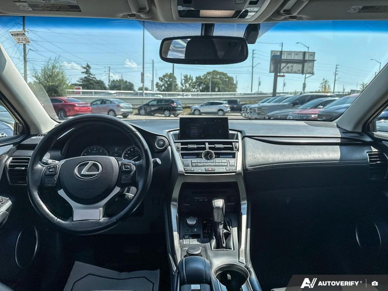 2017 Lexus NX 200t AWD / ROOF / LEATHER / COOLING SEATS / REAR CAM - Photo #11