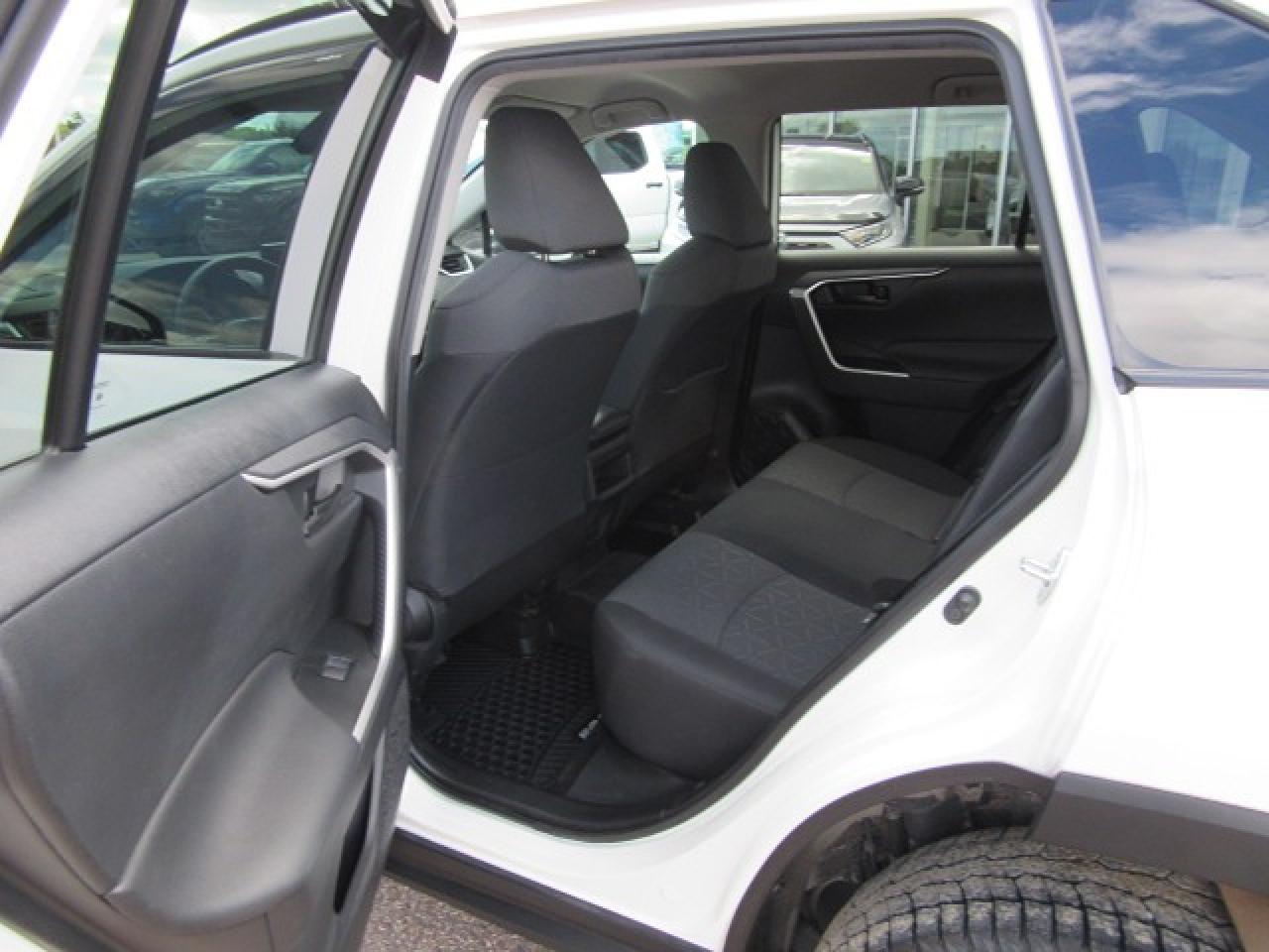 2021 Toyota RAV4 LE Photo