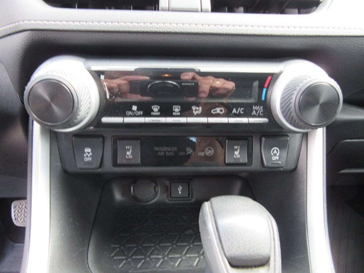 2021 Toyota RAV4 LE Photo