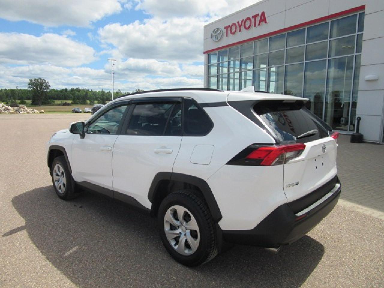 2021 Toyota RAV4 LE Photo2
