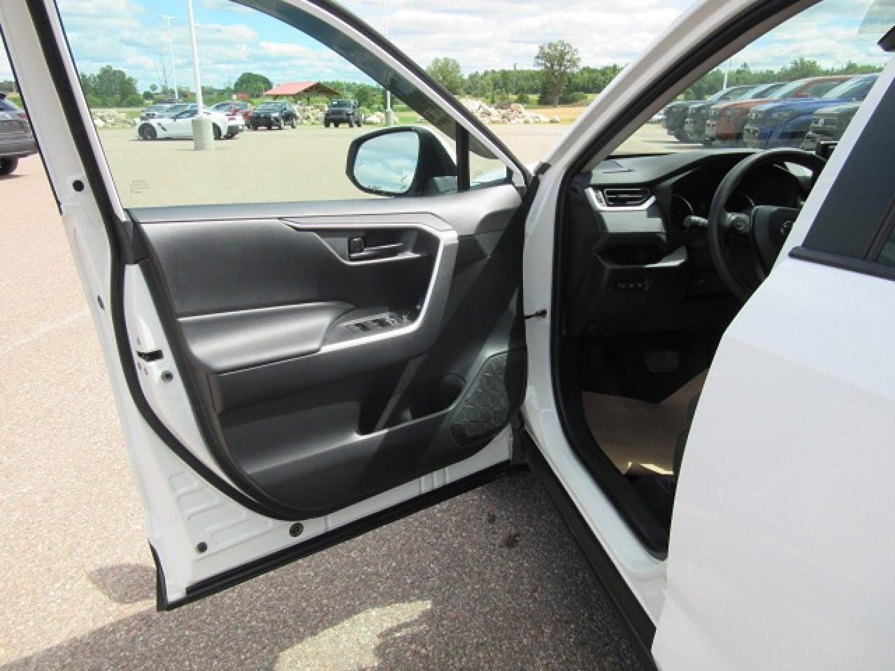 2021 Toyota RAV4 LE Photo