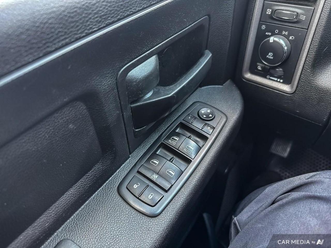 2019 RAM 1500 Classic EXPRESS / HEMI / 4WD / BLUETOOTH / CREW / 5'7" BOX - Photo #12