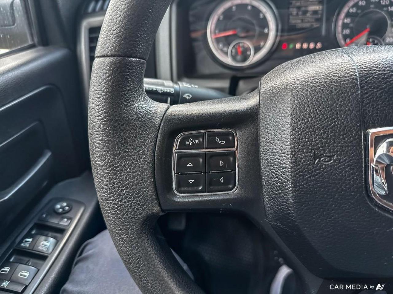 2019 RAM 1500 Classic EXPRESS / HEMI / 4WD / BLUETOOTH / CREW / 5'7" BOX - Photo #18