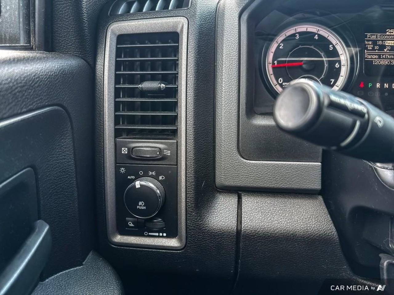 2019 RAM 1500 Classic EXPRESS / HEMI / 4WD / BLUETOOTH / CREW / 5'7" BOX - Photo #13