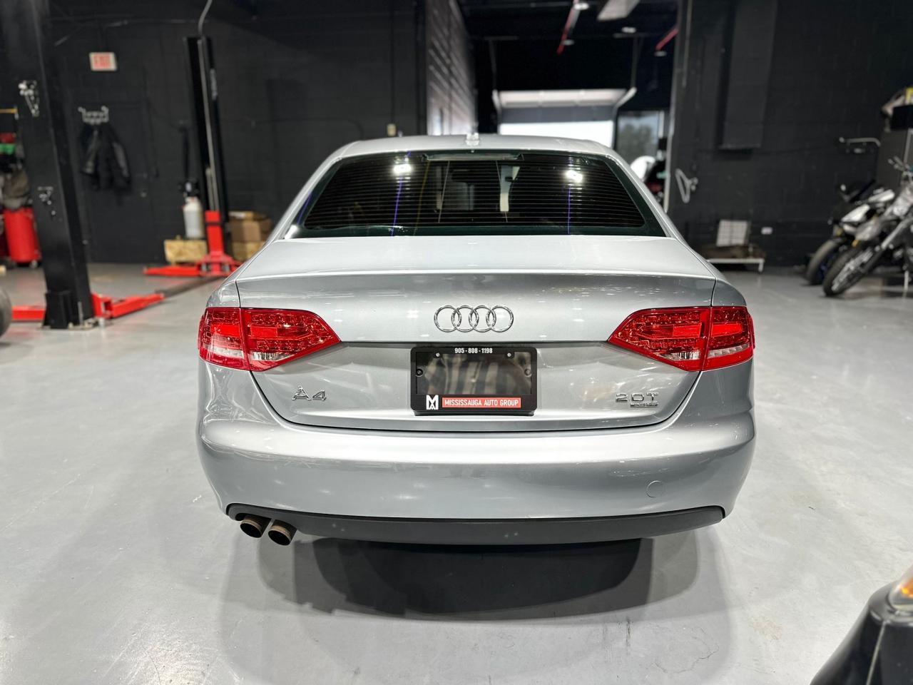 2010 Audi A4 4dr Sdn Auto quattro 2.0T Premium Photo4