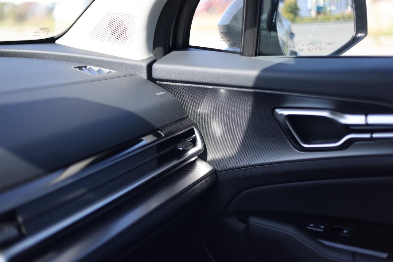 2025 Kia Sportage Plug-In Hybrid SX AWD w/Black Interior Photo