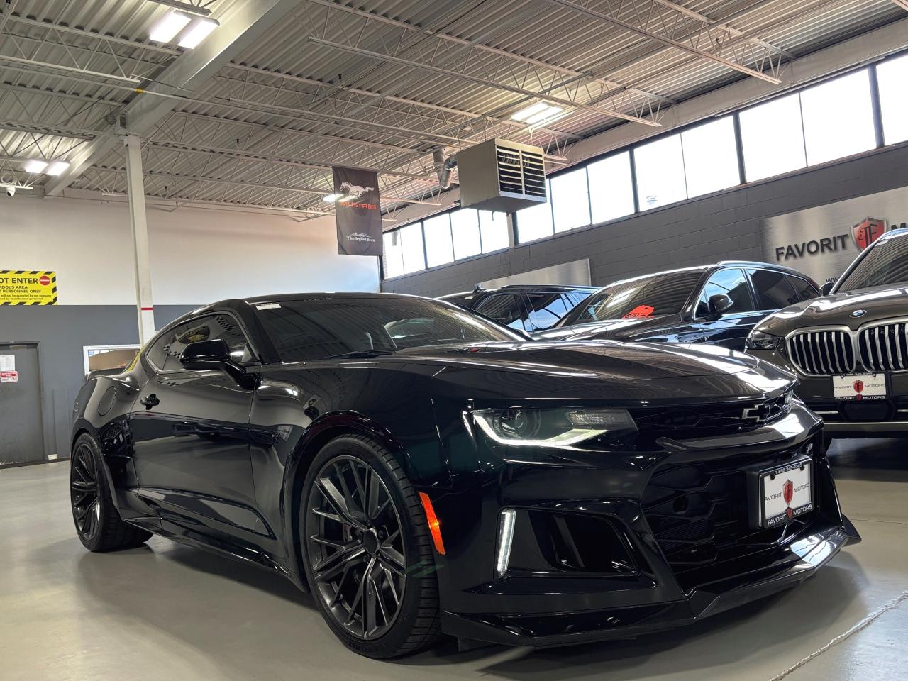 2019 Chevrolet Camaro ZL1|COUPE|LT4SUPERCHARGED|CARBONHOOD|BREMBO|HUD|++ - Photo #2