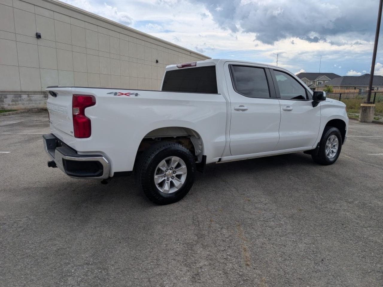 2024 Chevrolet Silverado 1500 LT  **5.3L ECOTEC3 V8 ENGINE** Photo4