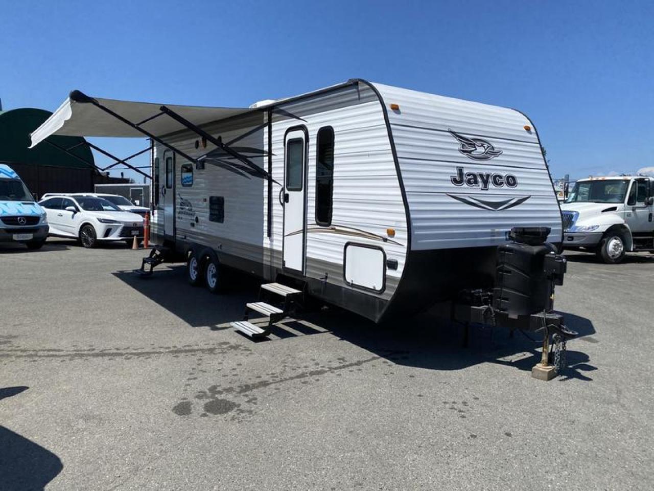 Used 2016 Jayco 265RLSW 26 Foot Travel Trailer With 1 Slide Out for sale in Burnaby, BC