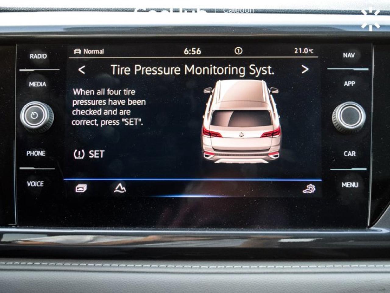 2022 Volkswagen Taos Highline 4Motion Pano Sunroof Blind Spot 19"Alloy Photo