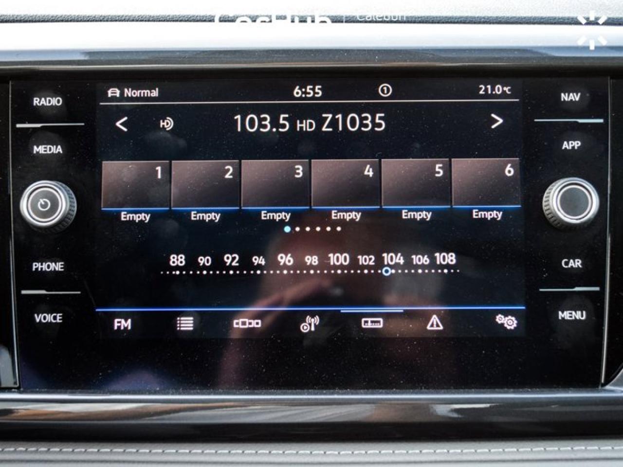 2022 Volkswagen Taos Highline 4Motion Pano Sunroof Blind Spot 19"Alloy Photo