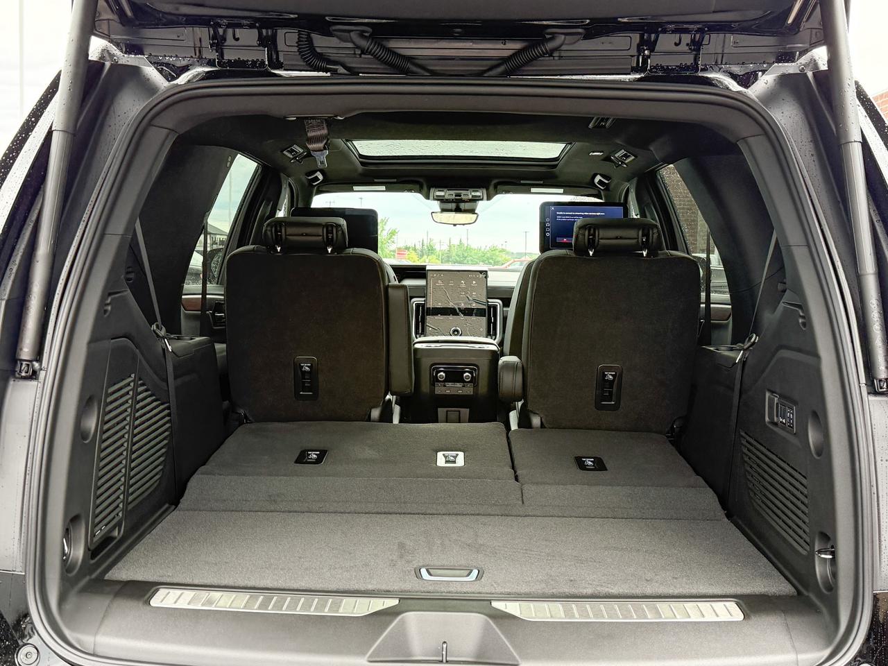 2025 GMC Yukon Denali 6.2L V8 WITH REMOTE START/ENTRY, SUNROOF, HEATED SEATS, HEATED STEERING WHEEL, VENTILATED SEATS, POWER LIFTGATE, HD SURROUND VISION, BOSE SPEAKER SYSTEM Photo