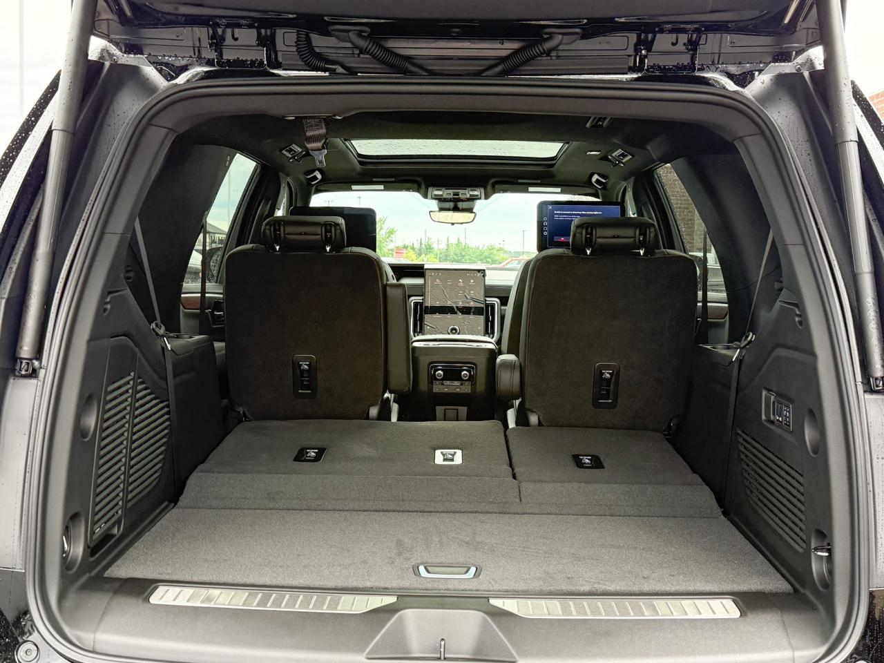 2025 GMC Yukon Denali 6.2L V8 WITH REMOTE START/ENTRY, SUNROOF, HEATED SEATS, HEATED STEERING WHEEL, VENTILATED SEATS, POWER LIFTGATE, HD SURROUND VISION, BOSE SPEAKER SYSTEM Photo