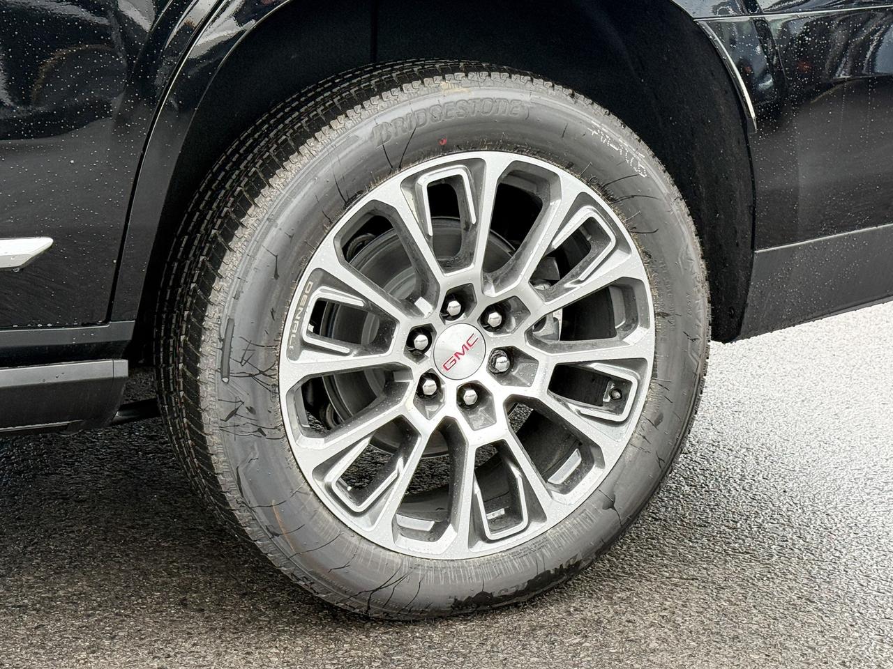 2025 GMC Yukon Denali 6.2L V8 WITH REMOTE START/ENTRY, SUNROOF, HEATED SEATS, HEATED STEERING WHEEL, VENTILATED SEATS, POWER LIFTGATE, HD SURROUND VISION, BOSE SPEAKER SYSTEM Photo