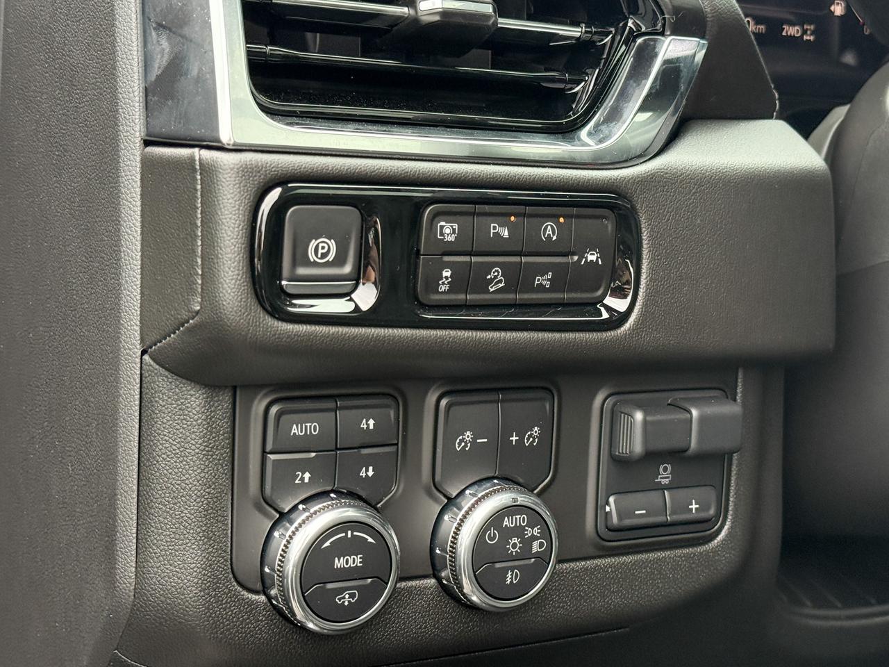 2025 GMC Yukon Denali 6.2L V8 WITH REMOTE START/ENTRY, SUNROOF, HEATED SEATS, HEATED STEERING WHEEL, VENTILATED SEATS, POWER LIFTGATE, HD SURROUND VISION, BOSE SPEAKER SYSTEM Photo