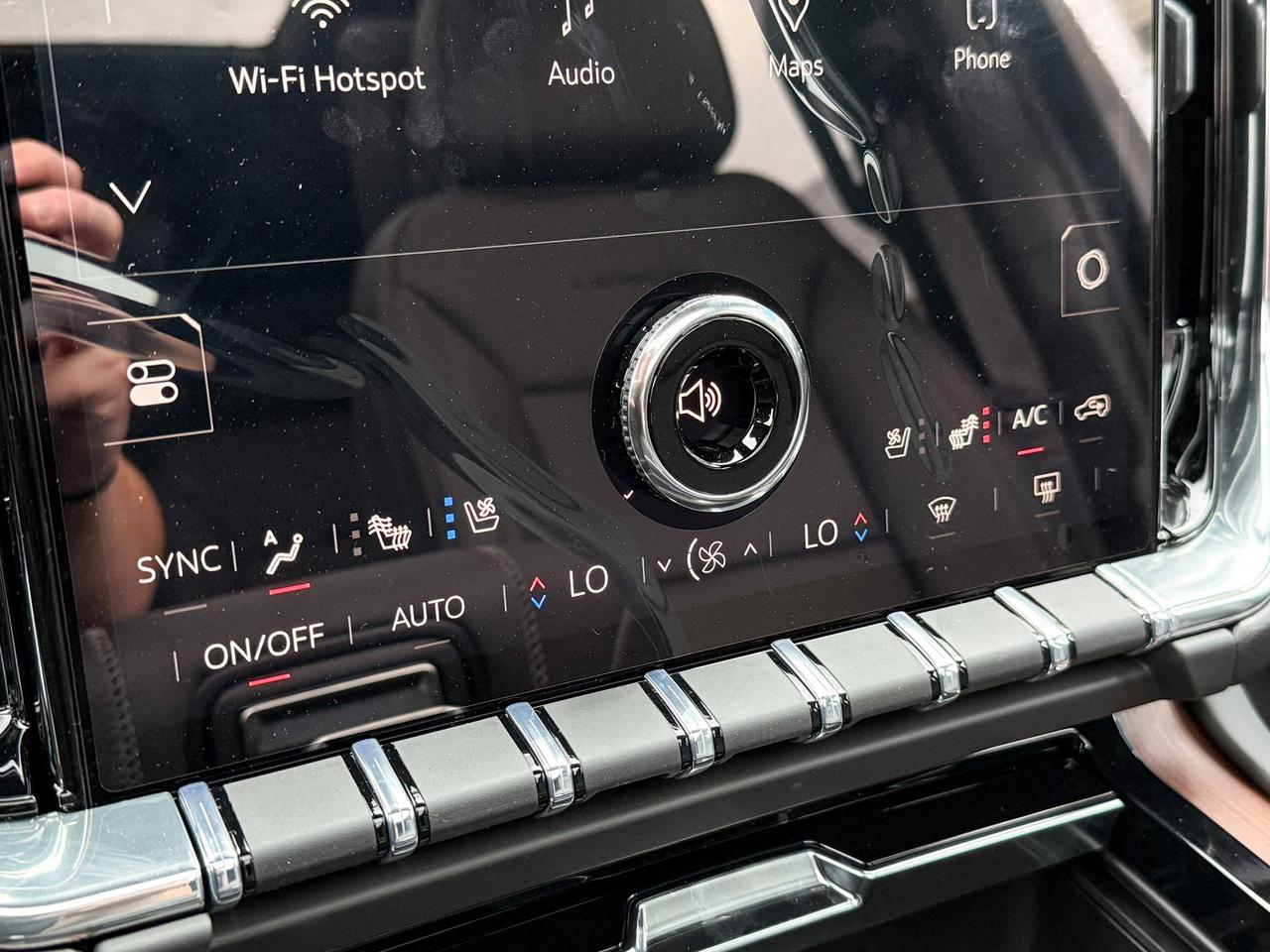 2025 GMC Yukon Denali 6.2L V8 WITH REMOTE START/ENTRY, SUNROOF, HEATED SEATS, HEATED STEERING WHEEL, VENTILATED SEATS, POWER LIFTGATE, HD SURROUND VISION, BOSE SPEAKER SYSTEM Photo