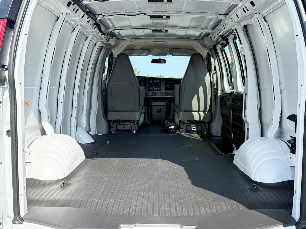 2025 Chevrolet Express 2500 Work Van 4.3L V6 WITH REMOTE ENTRY, CRUISE CONTROL, REAR VISION CAMERA, BLUETOOTH Photo4