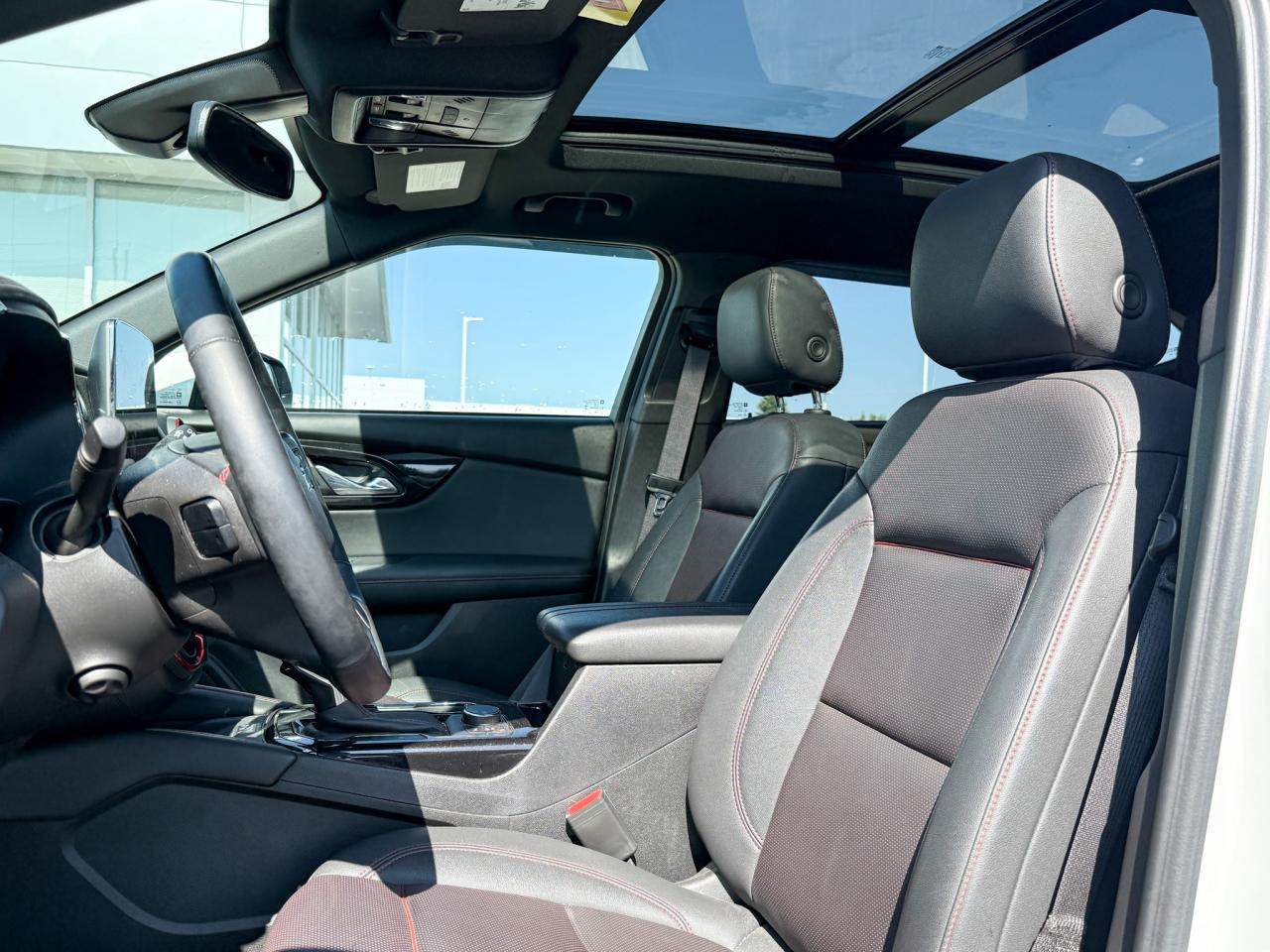 2024 Chevrolet Blazer CLEAN CARFAX, 3.6L V6, RS AWD, BLACK TWO TONE ROOF, HEATED/VENTILATED FRONT LEATHER SEATS, HEATED LEATHER WRAPPED STEERING WHEEL, NAVIGATION, BOSE PREMIUM AUDIO SYSTEM, SKYSCAPE SUNROOF, 20" TECHNICAL Photo