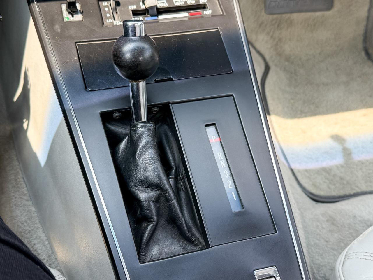 1977 Chevrolet Corvette CORVETTE L82 COUPE, 3-SPEED AUTOMATIC, LEATHER SEATS, T-TOP, POWER WINDOWS, CD PLAYER Photo