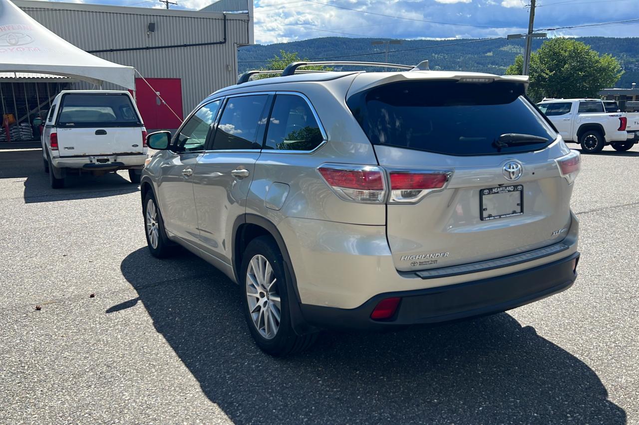 2016 Toyota Highlander XLE Photo4