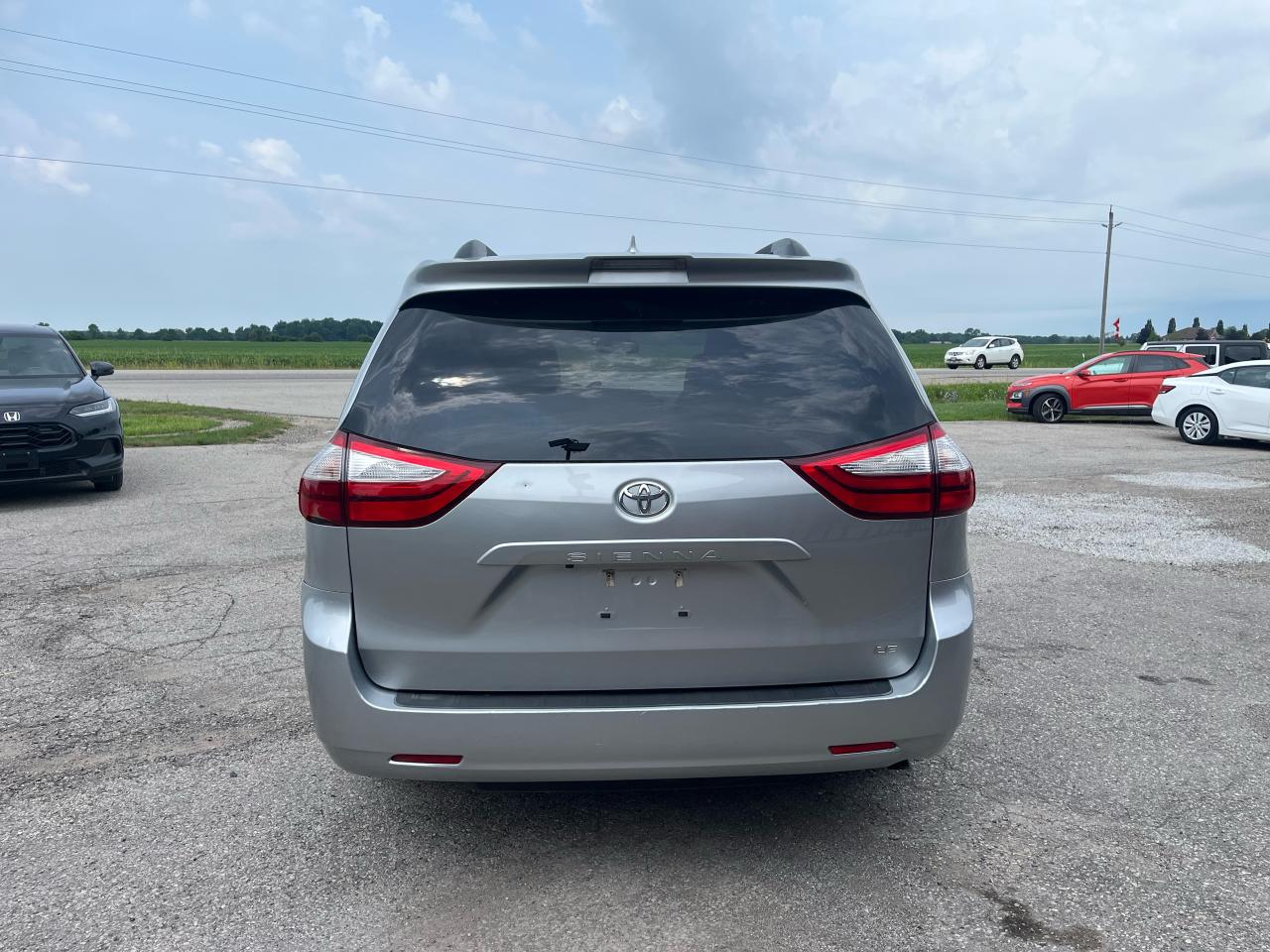 2019 Toyota Sienna LE | PWR SLIDING DOORS | APPLE CARPLAY | - Photo #4