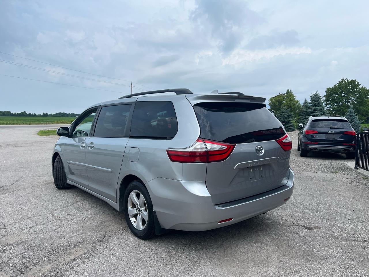 2019 Toyota Sienna LE | PWR SLIDING DOORS | APPLE CARPLAY | - Photo #3