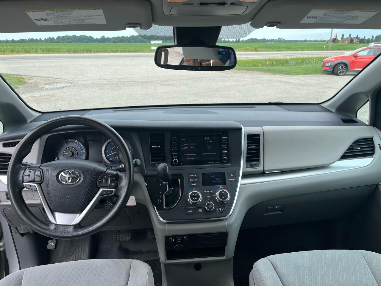 2019 Toyota Sienna LE | PWR SLIDING DOORS | APPLE CARPLAY | - Photo #12