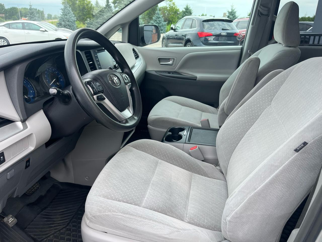 2019 Toyota Sienna LE | PWR SLIDING DOORS | APPLE CARPLAY | - Photo #9