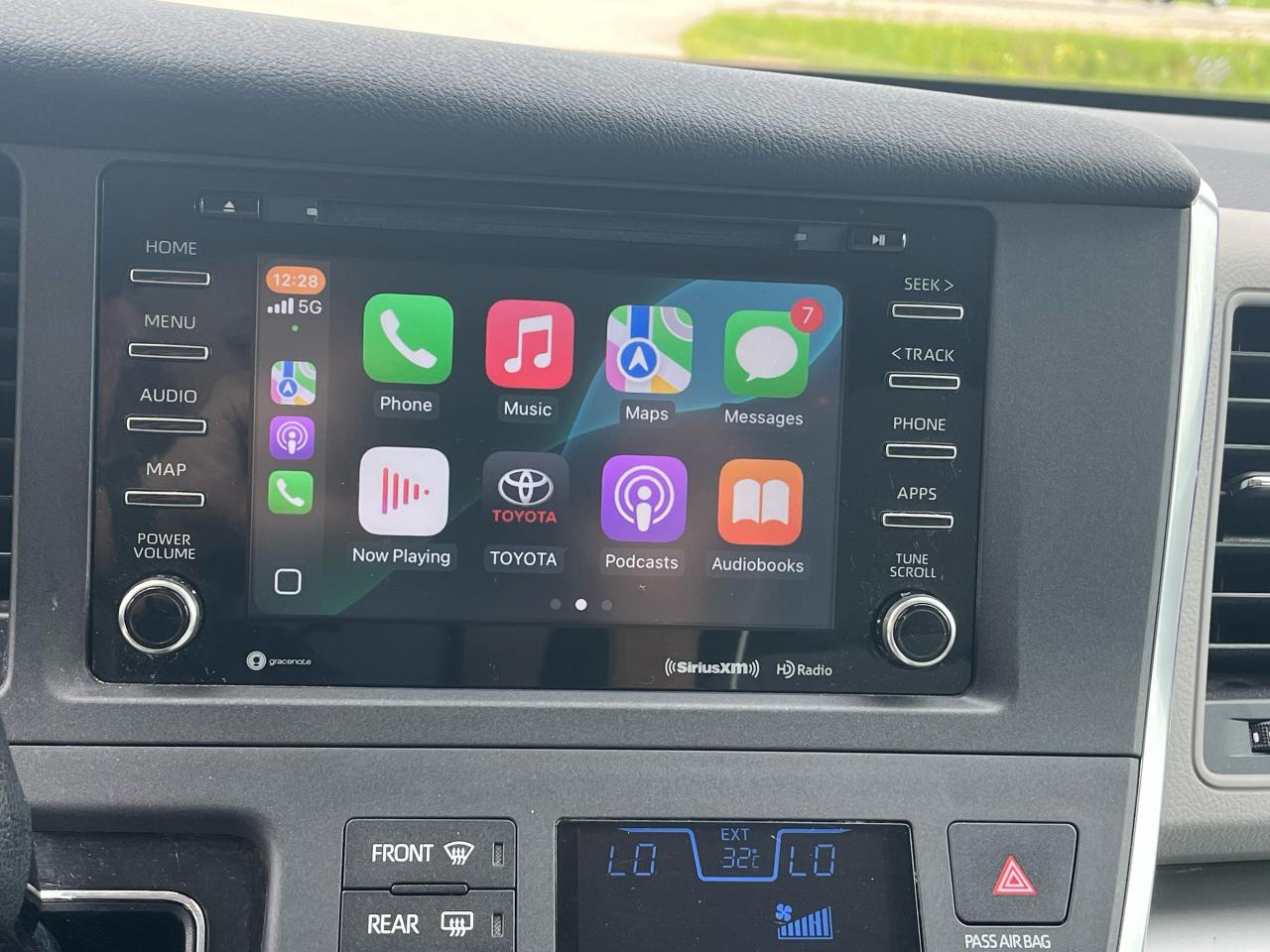 2019 Toyota Sienna LE | PWR SLIDING DOORS | APPLE CARPLAY | - Photo #16