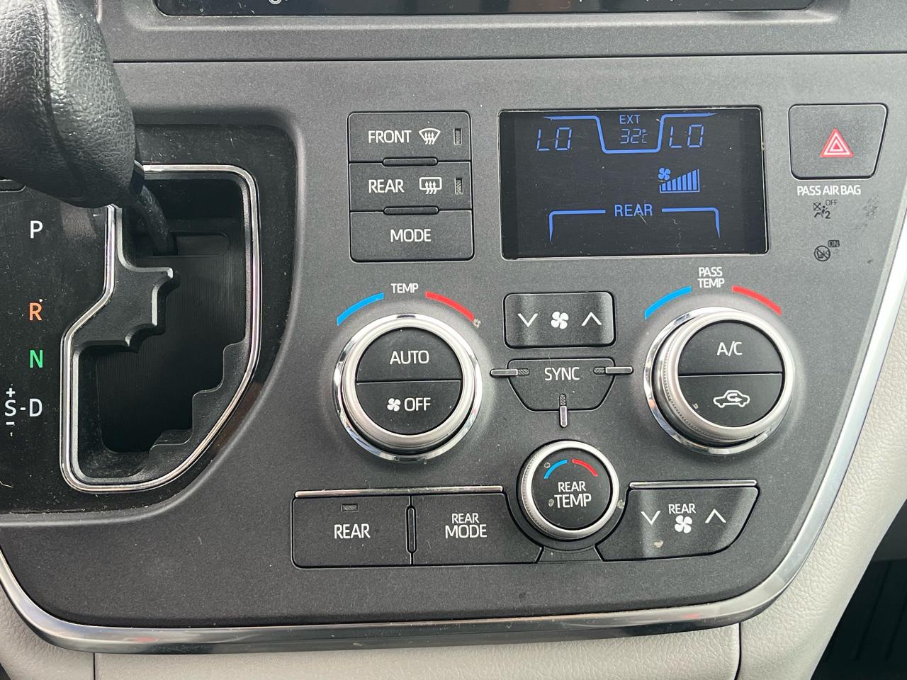 2019 Toyota Sienna LE | PWR SLIDING DOORS | APPLE CARPLAY | - Photo #14