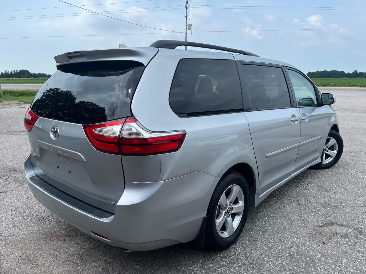 2019 Toyota Sienna LE | PWR SLIDING DOORS | APPLE CARPLAY | - Photo #5