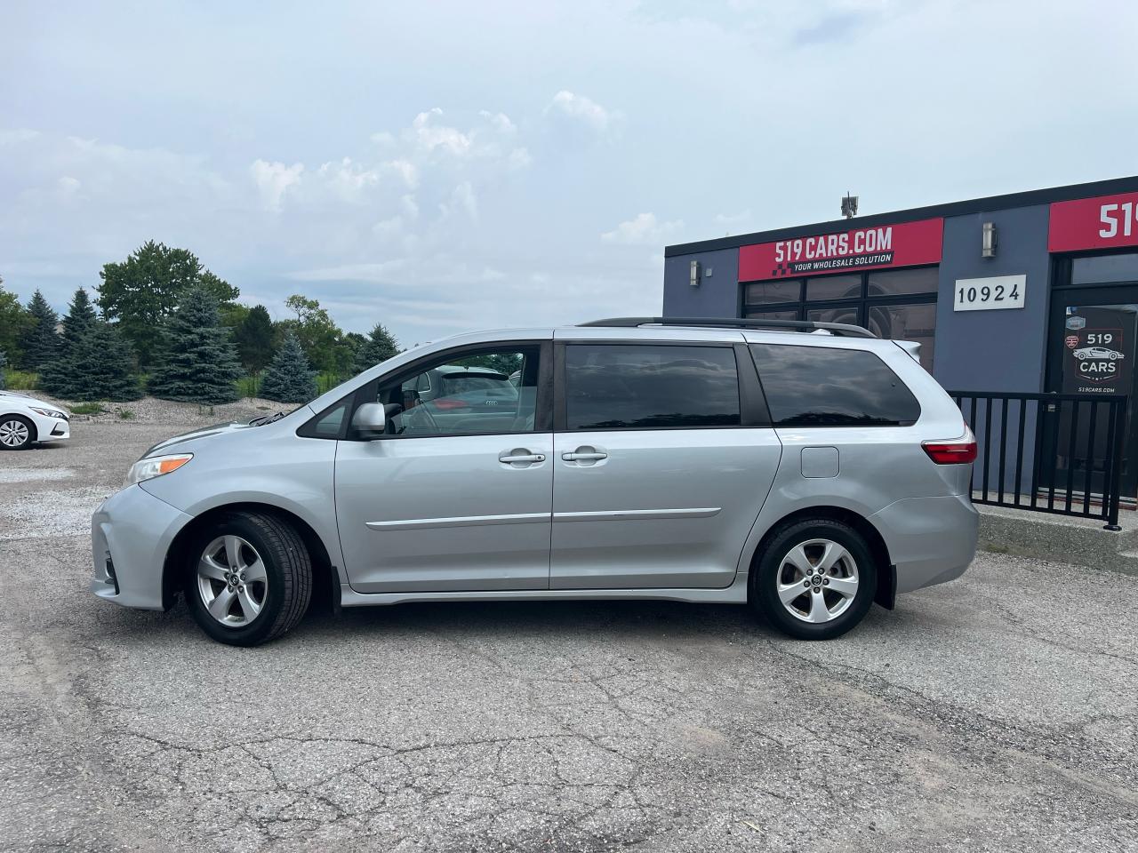 2019 Toyota Sienna LE | PWR SLIDING DOORS | APPLE CARPLAY | - Photo #2