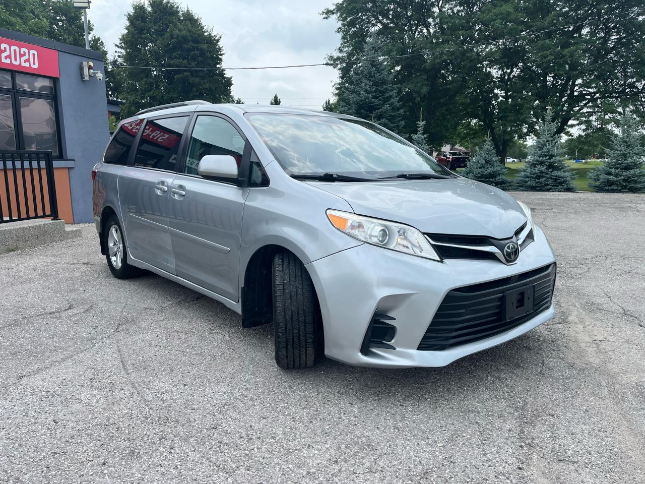 2019 Toyota Sienna LE | PWR SLIDING DOORS | APPLE CARPLAY | - Photo #7