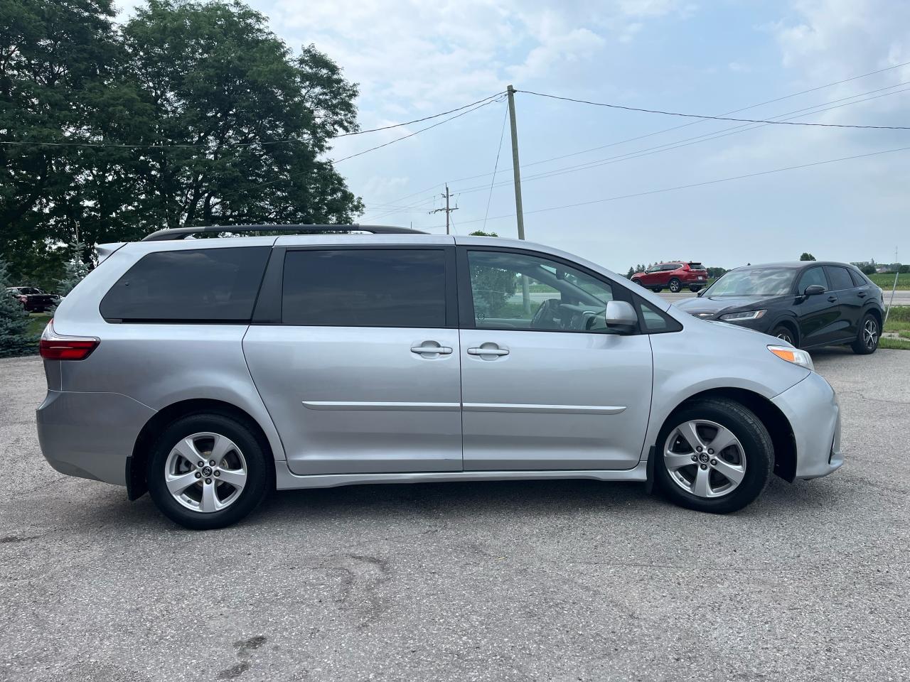 2019 Toyota Sienna LE | PWR SLIDING DOORS | APPLE CARPLAY | - Photo #6