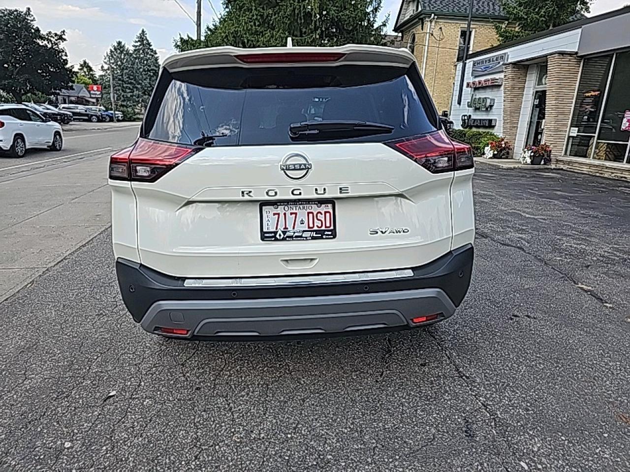 2023 Nissan Rogue SV Moonroof Sunroof, Heated seats, low kms Photo3