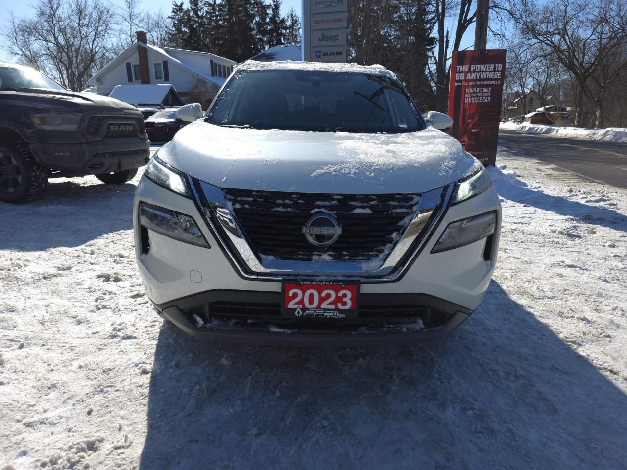2023 Nissan Rogue SV Moonroof Sunroof, Heated seats, low kms Photo