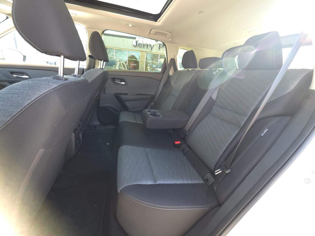 2023 Nissan Rogue SV Moonroof Sunroof, Heated seats, low kms Photo