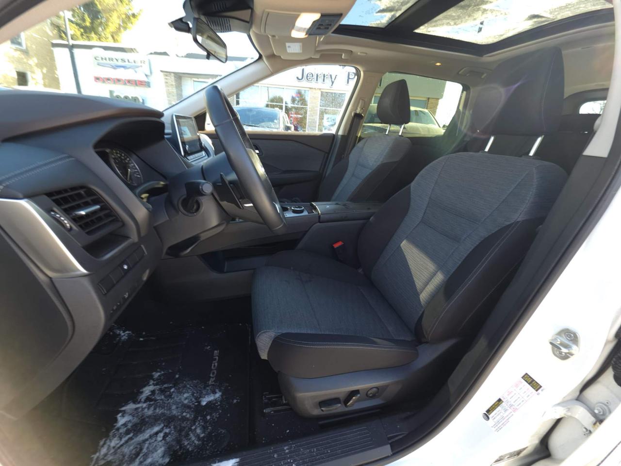 2023 Nissan Rogue SV Moonroof Sunroof, Heated seats, low kms Photo