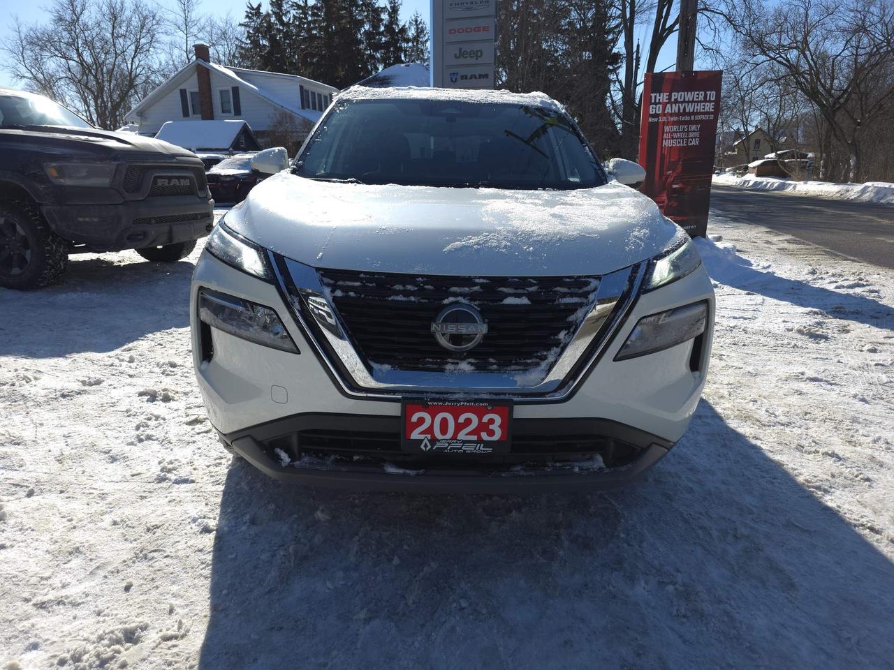 2023 Nissan Rogue SV Moonroof Sunroof, Heated seats, low kms Photo