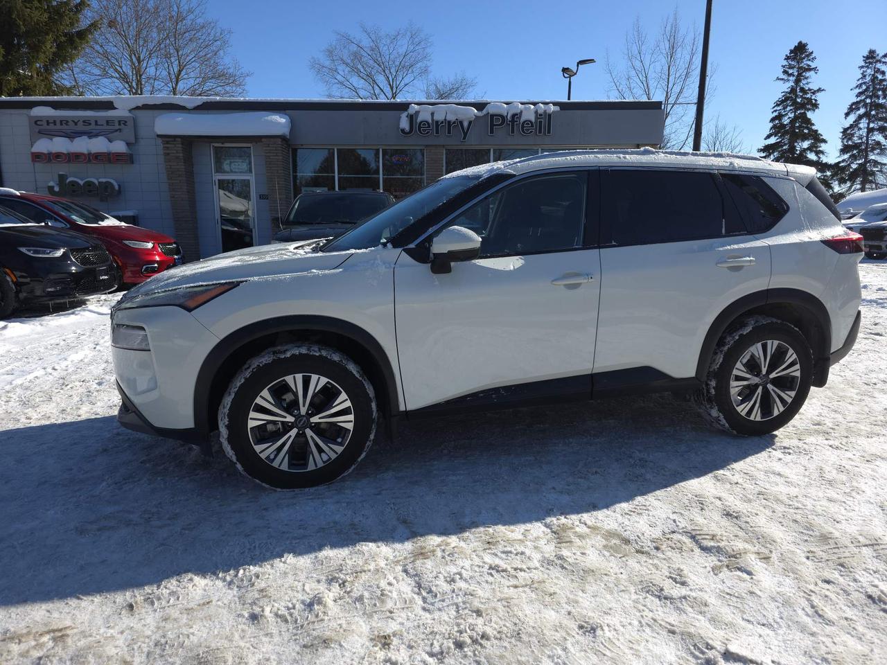 2023 Nissan Rogue SV Moonroof Sunroof, Heated seats, low kms Photo