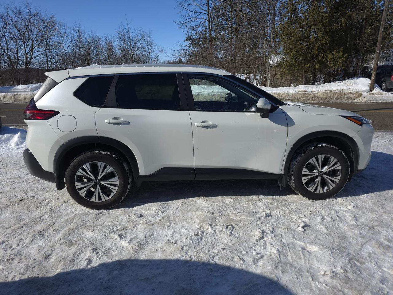 2023 Nissan Rogue SV Moonroof Sunroof, Heated seats, low kms Photo