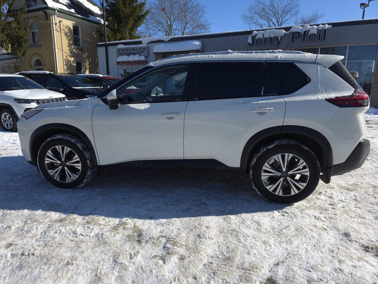 2023 Nissan Rogue SV Moonroof Sunroof, Heated seats, low kms Photo