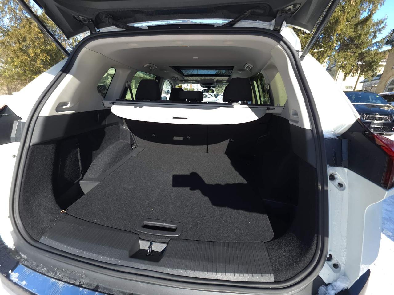 2023 Nissan Rogue SV Moonroof Sunroof, Heated seats, low kms Photo