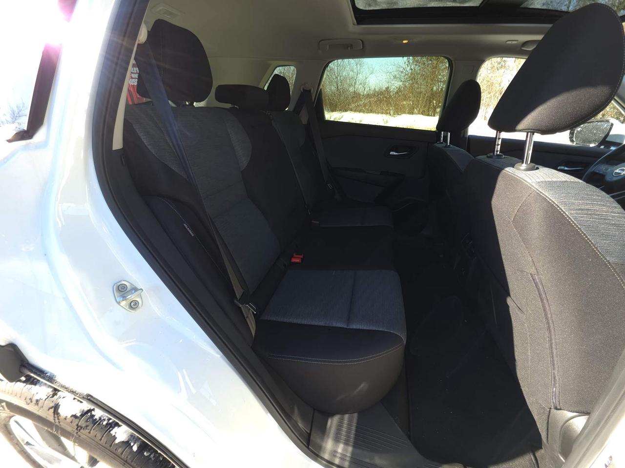 2023 Nissan Rogue SV Moonroof Sunroof, Heated seats, low kms Photo