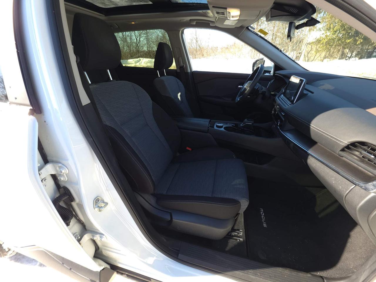 2023 Nissan Rogue SV Moonroof Sunroof, Heated seats, low kms Photo