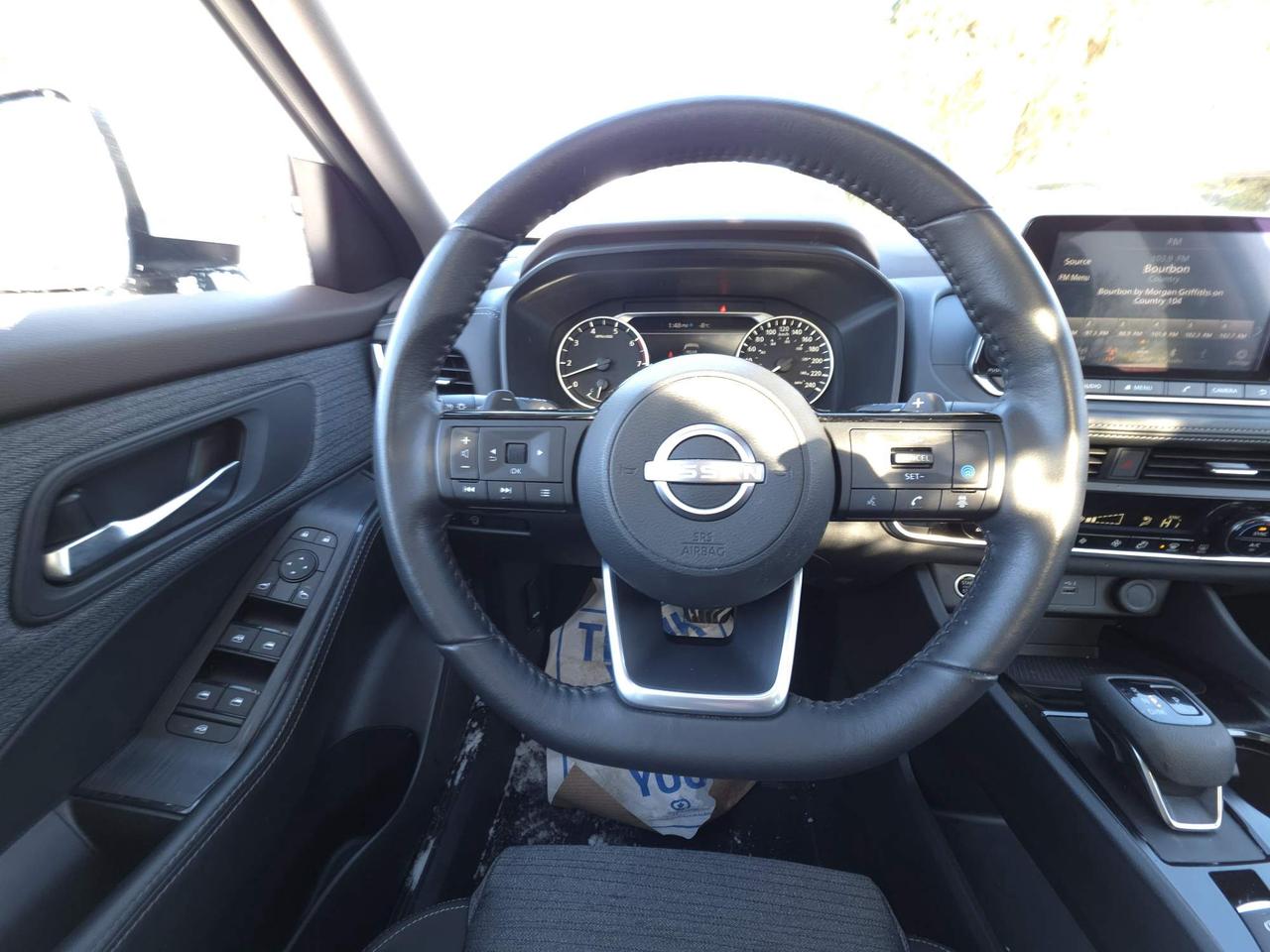 2023 Nissan Rogue SV Moonroof Sunroof, Heated seats, low kms Photo