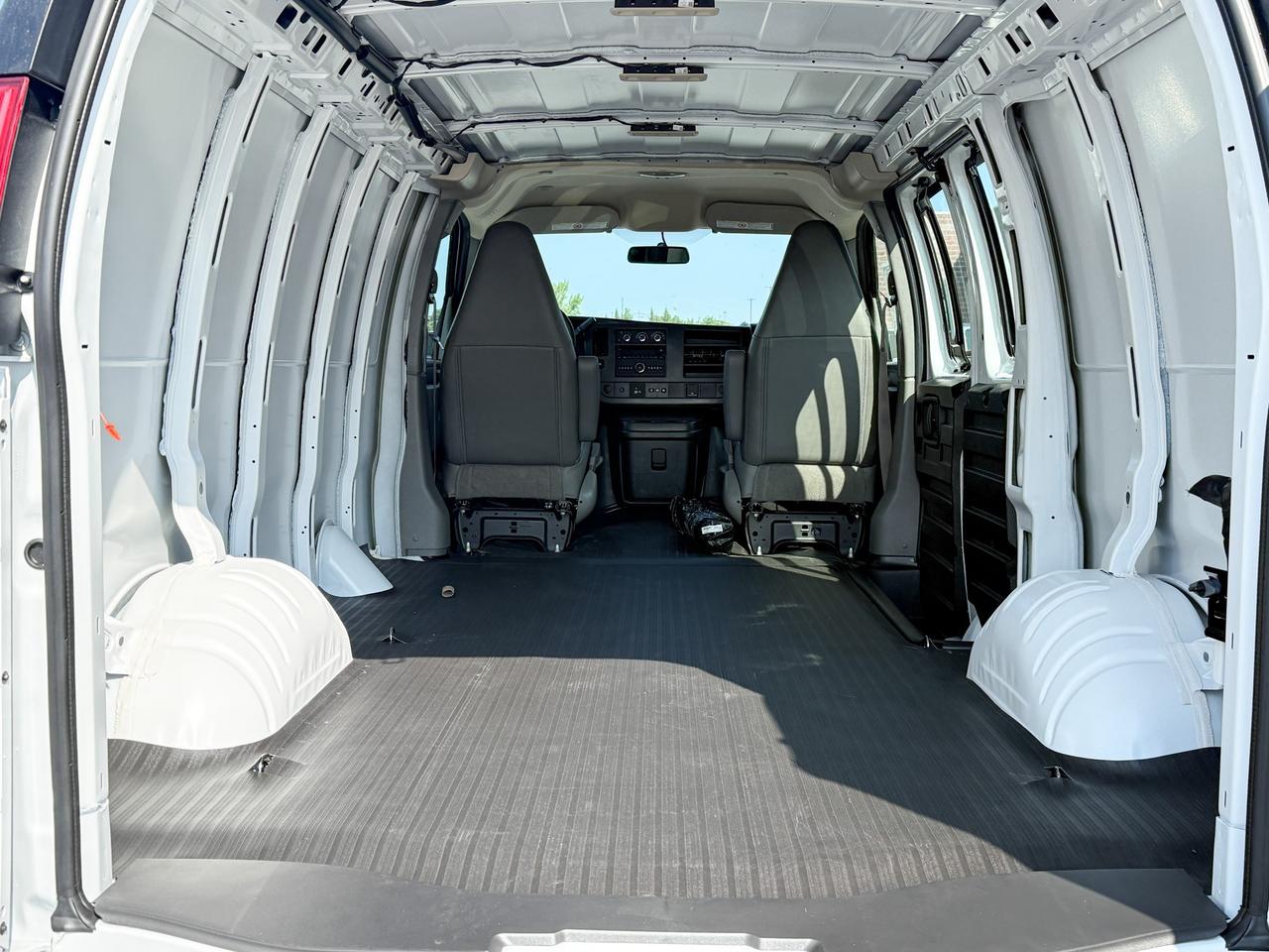 2025 Chevrolet Express 2500 Work Van 4.3L V6 WITH REMOTE ENTRY, CRUISE CONTROL, REAR VISION CAMERA, BLUETOOTH Photo4