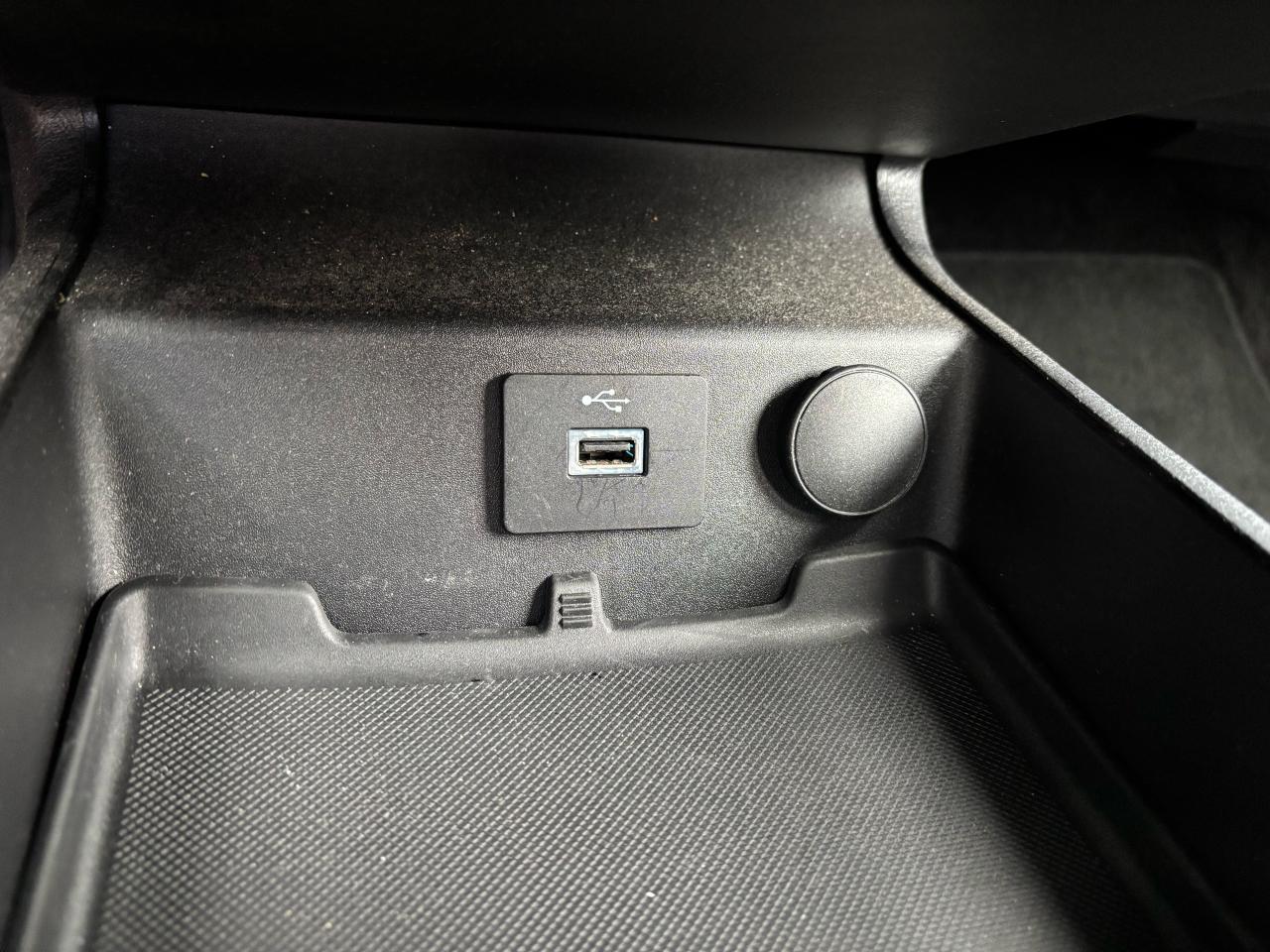 2017 Ford Fusion SE, Leather, P. Seats, All Wheel Drive, Bluetooth - Photo #9